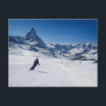 Carte Postale Ski avec Mont Matterhorn à Zermatt, Suisse<br><div class="desc">Carte postale d'une skieuse sur les pentes du Mont Matterhorn à travers la neige fraîche sur une belle journée avec un ciel bleu clair dans la station de ski Zermatt,  canton du Valais en Suisse.</div>