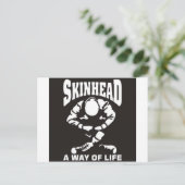 CARTE POSTALE SKINHEAD UN MODE DE VIE (Debout devant)