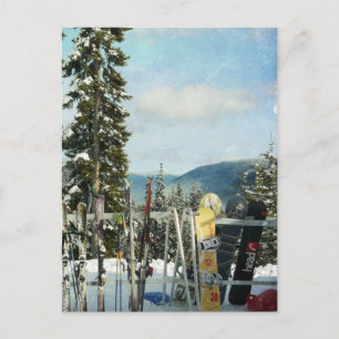 Carte Postale Skis et snowboards sur Mountain Top