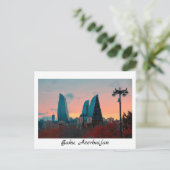 Carte postale : skyline de Bakou et tours à flamme (Debout devant)