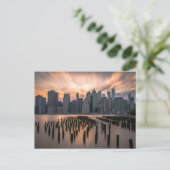 CARTE POSTALE SKYLINE DE NEW YORK (Debout devant)