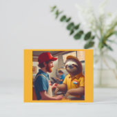 Carte Postale Sloth Fast Food Worker (Debout devant)