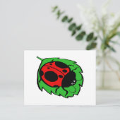 Carte Postale Smiling Ladybug sur une feuille verte (Debout devant)