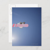 Carte Postale Snowboarder volant à travers l'air (Devant / Derrière)