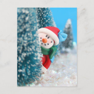 Carte Postale Snowman se cachant ou regardant derrière un arbre