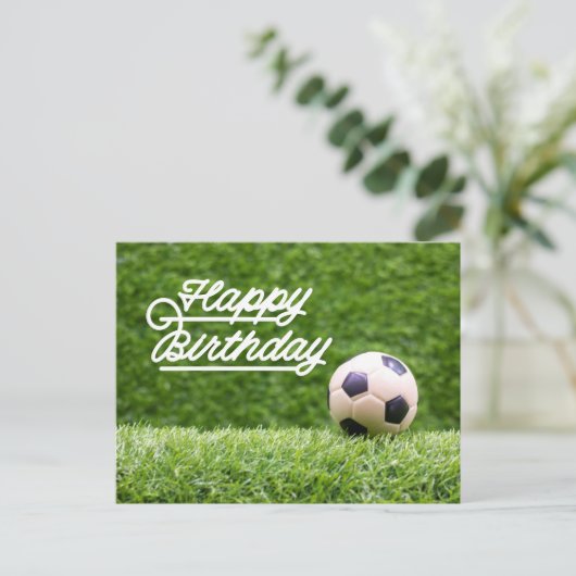Carte Postale Soccer Joyeux Anniversaire avec balle sur herbe ve (Debout devant)