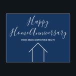 Carte Postale Société immobilière bleue Custom House Marketing<br><div class="desc">Cette carte postale Happy Home Anniversary bleu et blanc est faite sur mesure avec le nom de votre entreprise immobilière. Ces cartes typographiques de classe sont parfaites pour envoyer aux acheteurs de maisons passées et leur rappeler de référer des amis et de la famille qui cherchent à acheter ou vendre...</div>