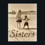 Carte Postale Sœurs<br><div class="desc">Deux filles debout sur la plage. Une jolie photo de sœurs pour montrer l'amour fraternel.</div>