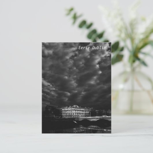 Carte Postale Soirée nuageuse à Dublin (Debout devant)