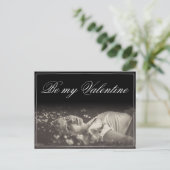 Carte Postale Sois ma Saint-Valentin - jeune femme menteuse (Debout devant)