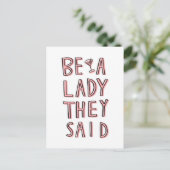 Carte Postale Sois Une Dame Qu'Ils Ont Dit (Debout devant)