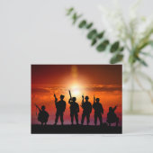 Carte Postale Soldats au coucher du soleil (Debout devant)