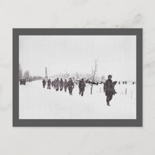 Carte Postale Soldats se déplaçant dans la neige