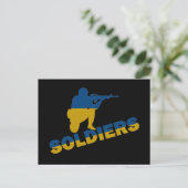 Carte Postale Soldats ukrainiens, drapeau ukrainien (Debout devant)