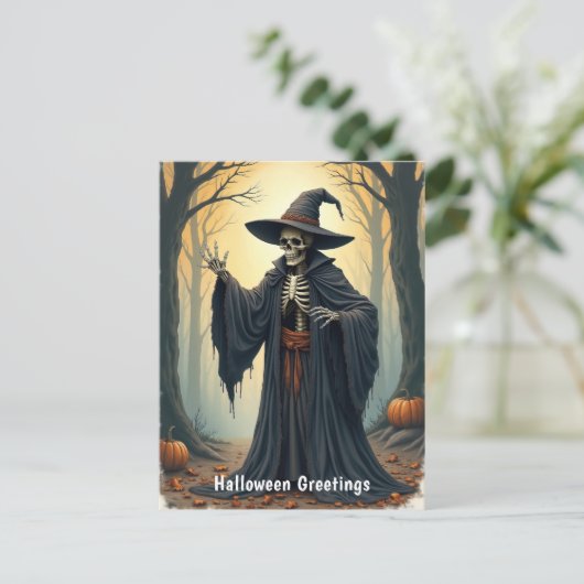 Carte Postale Sorcière de squelette éffrayant dans la forêt hant (Debout devant)