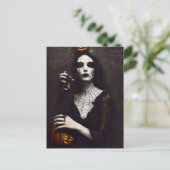 Carte Postale Sorcière gothique avec des toiles d'araignées et d (Debout devant)