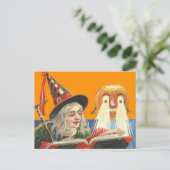 Carte Postale Sorcière lisant une citrouille Jack O Lantern (Debout devant)