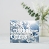 Carte Postale Souriez, La Liberté Compte. (Debout devant)