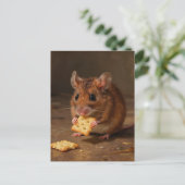 Carte Postale Souris adorable avec un cracker (Debout devant)