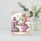 Carte Postale Souris adorable en robe violette faisant du café (Debout devant)