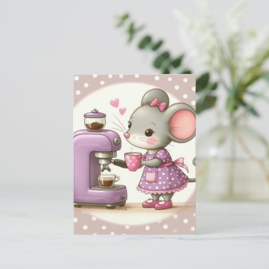 Carte Postale Souris adorable en robe violette faisant du café (Debout devant)