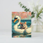 Carte Postale Souris adorable sur un radeau de cygne (Debout devant)