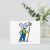 Carte Postale Souris en fermier avec râteau (Debout devant)