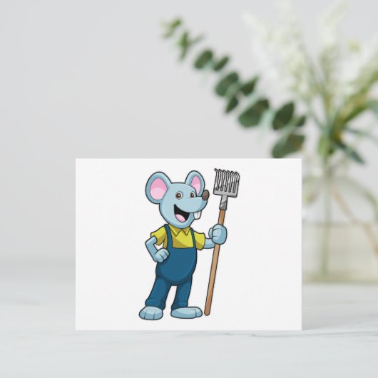 Carte Postale Souris en fermier avec râteau (Debout devant)