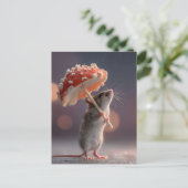 Carte Postale Souris Whimsical utilisant un champignon comme par (Debout devant)