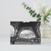 Carte Postale Sous la célèbre tour (Debout devant)