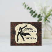 CARTE POSTALE SOUS LA COUVERTURE NINJA (Debout devant)