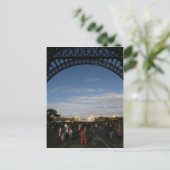 Carte Postale Sous l'Eiffel (Debout devant)