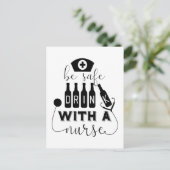 Carte Postale Soyez prudent, buvez avec une infirmière (Debout devant)