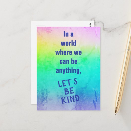 Carte Postale Soyons un peu Rainbow Postcard (Devant/Arrière en situation)