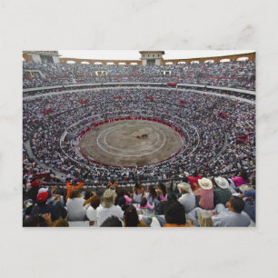 Carte Postale Spectateurs regardant une corrida dans une arène,