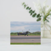 Carte Postale Spitfire sur la piste (Debout devant)