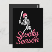 Carte Postale Spooky Season | Baseball Skeleton Pink Hat (Devant / Derrière)
