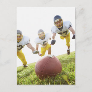 Carte Postale sportifs jouant avec un ballon de rugby