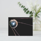 Carte Postale Spoutnik : Le premier satellite artificiel dans l' (Debout devant)