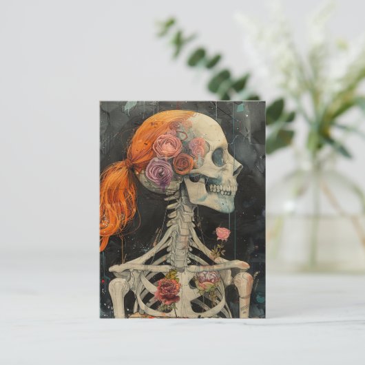 Carte Postale Squelette aux cheveux roux avec des fleurs (Debout devant)
