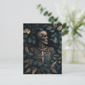 Carte Postale Squelette dans les feuilles vertes (Debout devant)