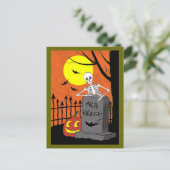 Carte Postale Squelette dans un cimetière (Debout devant)