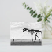 Carte Postale Squelette homme marchant squelette dinosaure, SD (Debout devant)