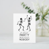 Carte Postale Squelettes dansants d'Halloween contemporains (Debout devant)