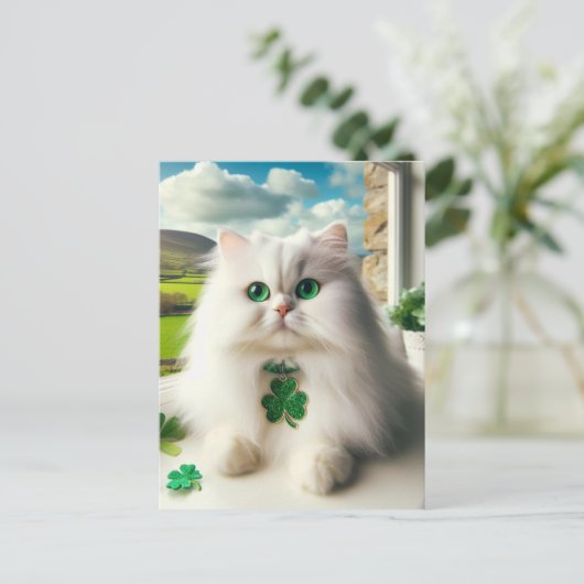 Carte Postale St. Patricks Day Chat Fluffy Blanc Chat Yeux verts (Debout devant)