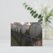 Carte Postale stand de barils de vin (Debout devant)
