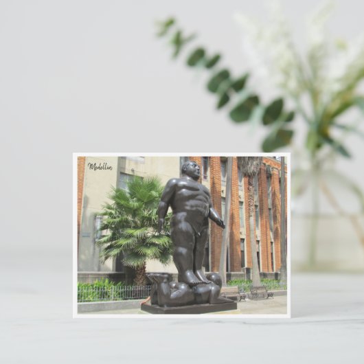 Carte Postale statue botero (Debout devant)