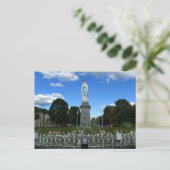 Carte Postale Statue couronnée de Notre-Dame de Lourdes, France  (Debout devant)