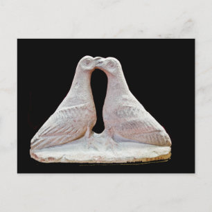 Carte Postale Statue de colombe embrassante au Musée de Chypre