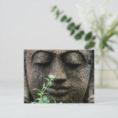 Carte Postale Statue de jardin en pierre avec fleur (Debout devant)